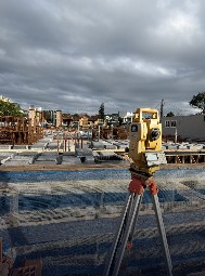 Estação total sobre tripé em obra