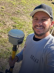 Vinicius com receptor GNSS em campo